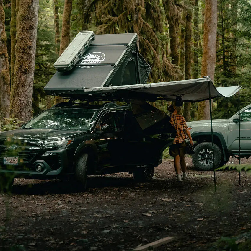 Camp d'Overland avec auvent, tente de toit et 4x4