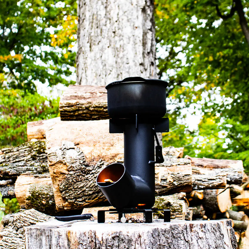 Vue large dans la forêt avec voir de chauffage en arrière