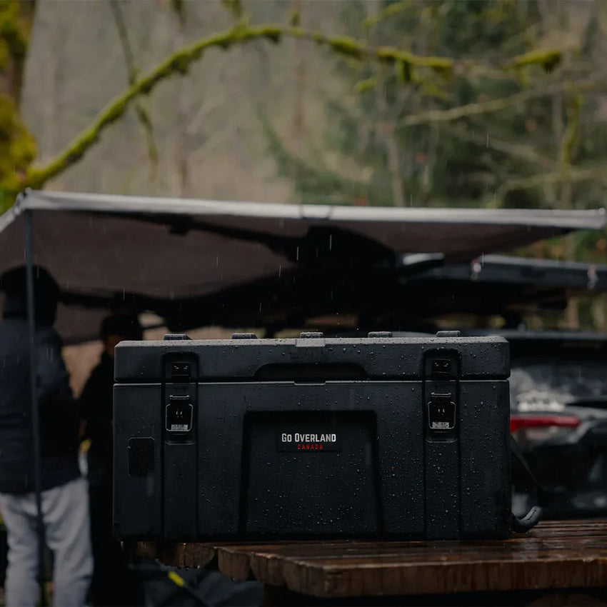 Boîte fermée sous la pluie