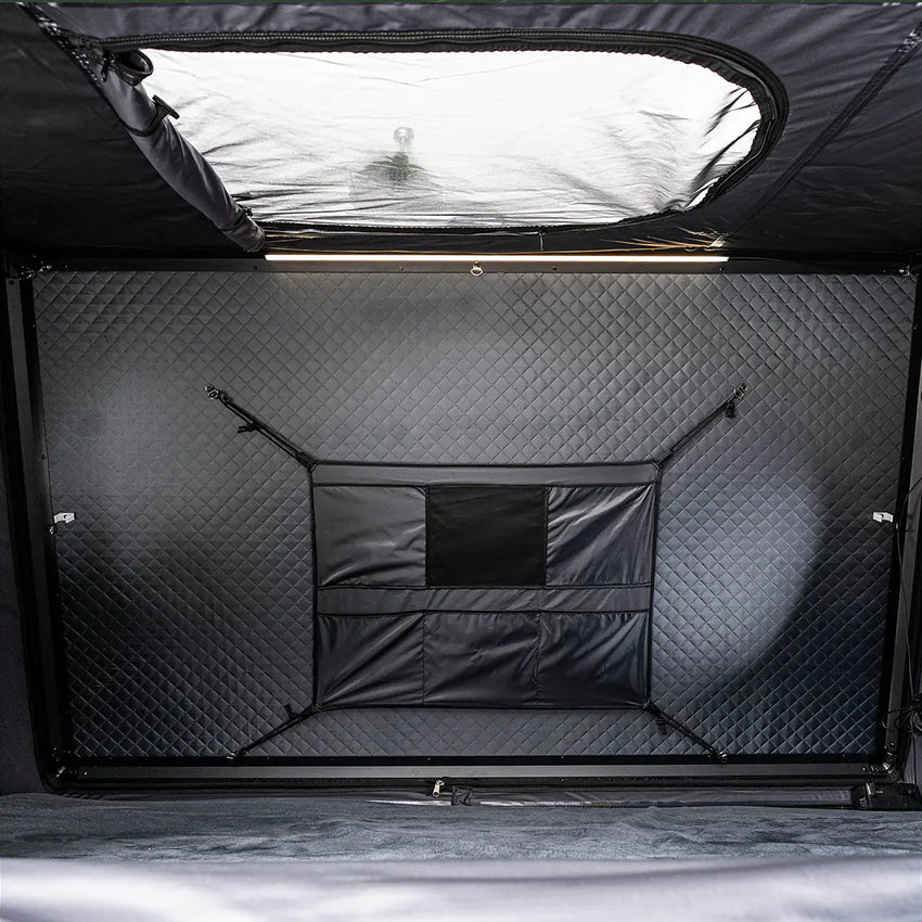 Vue intérieur avec la fenêtre sur le dessus et le rangement arrière