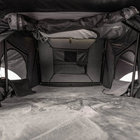 Vue intérieure avec matelas et fenêtres