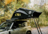 Vue éloignée de la tente de toit hybride sur un land rover