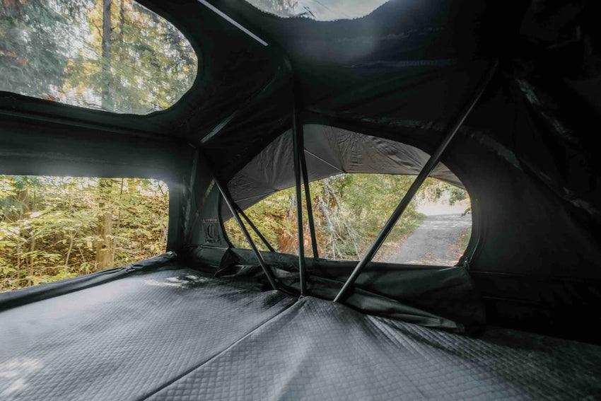 Vue intérieur avec fenêtre sur le toit