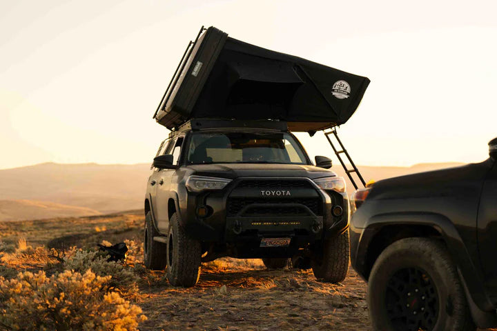 Toyota 4 runner avec une tente de toit 4 saisons