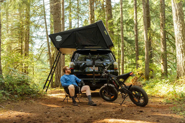 Camping avec une moto électrique avec une tente de toit pour 5 personnes