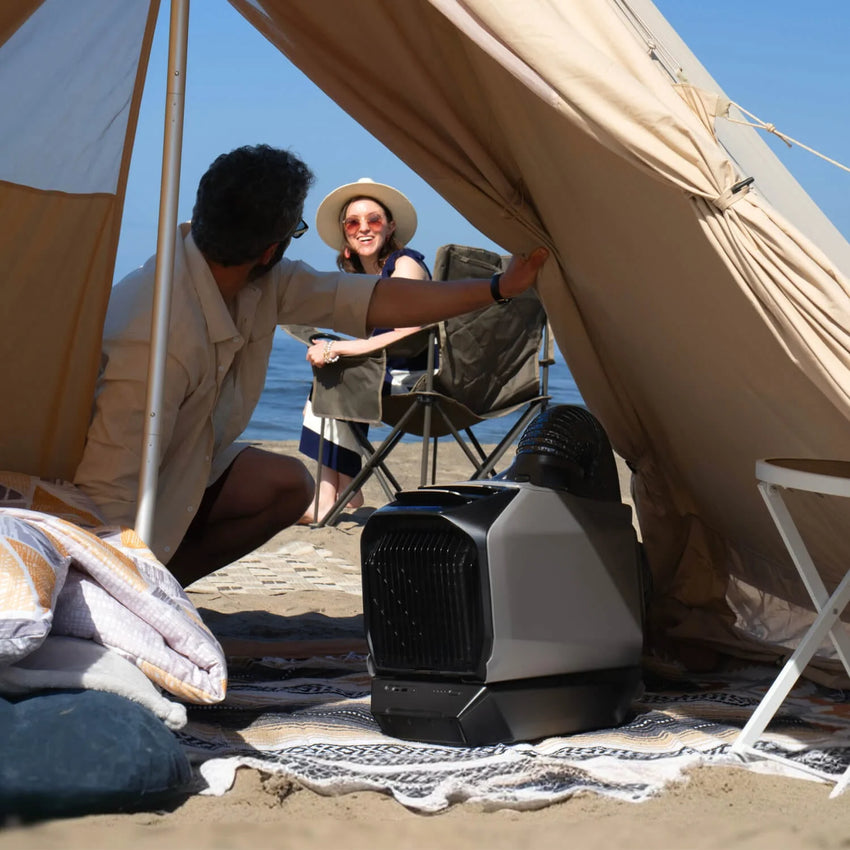 Camping à la plage, utilisation de l'air climatisé dans une petite tente