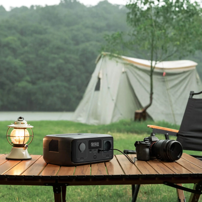 Vue de la batterie nomade chargeant un appareil photo