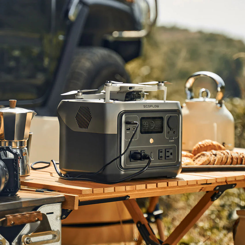 Vue de la batterie nomade portable en camping en train de charger un drone