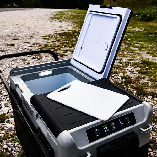 Vue du dessus et planche à découper incluse avec la glacière