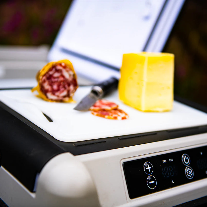 Glacière électrique à roulettes avec saucisson et fromage