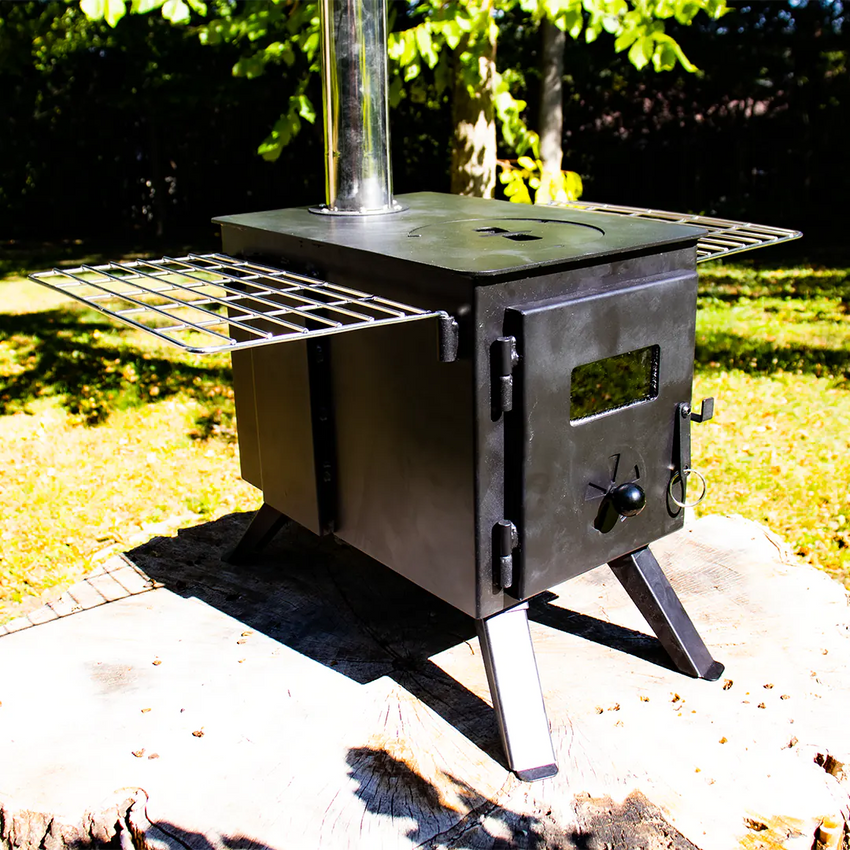 Vue large et de côté du mini poêle à bois pour vanlife