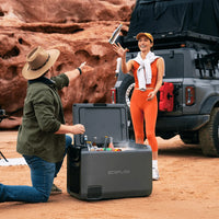 Vue de la glacière à batterie en utilisation de plein air avec une tente de toit