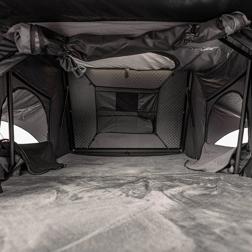 Vue intérieure avec matelas et fenêtres