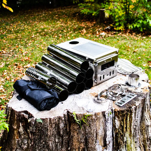 Vue du mini poêle à bois portable avec les accessoires et les tuyaux de cheminée